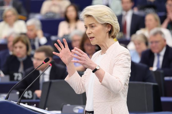 Ursula von der Leyen steht im Europäischen Parlament am Rednerpult, im Hintergrund sitzen Abgeordnete in den Reihen