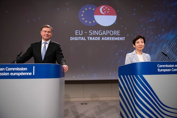 Valdis Dombrovskis, Vizepräsident der Europäischen Kommission, zuständig für Wirtschaft und Handel (links) und Grace Fu, Ministerin für Nachhaltigkeit und Umwelt in Singapur und Zuständige für Handelsbeziehungen (rechts)