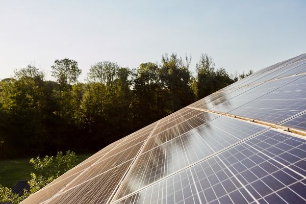 Foto: Solarpanele auf einem Dach