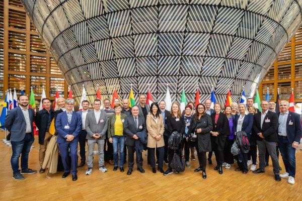 Gruppenbild der 25 Europa-Gemeinderätinnen und Europa-Gemeinderäte in Brüssel
