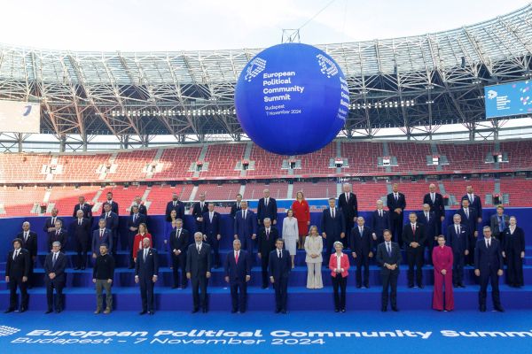 Gruppenfoto: Die Teilnehmerinnen und Teilnehmer des 5th European Political Community Summit in Budapest