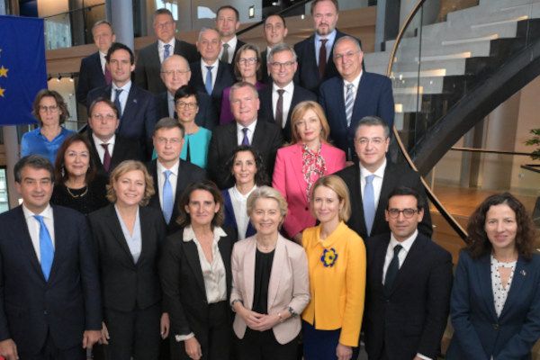 Gruppenfoto EU-Kommission von der Leyen II 