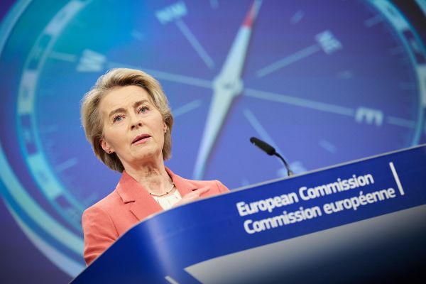 Foto: Präsidentin der Europäischen Kommission Ursula von der Leyen hält eine Rede