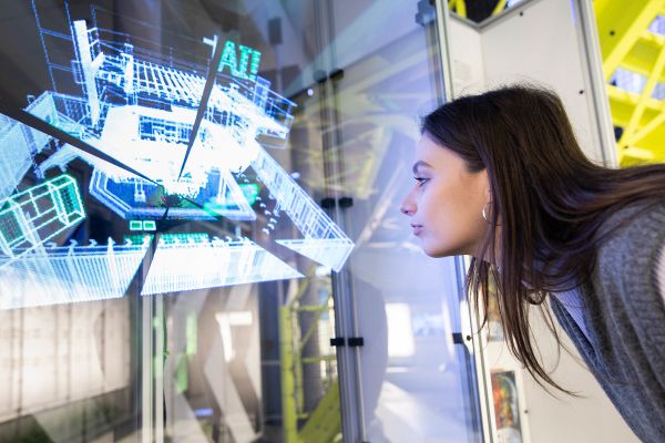 Foto Frau besucht eine Ausstellung über künstliche Intelligenz