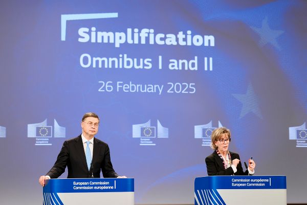 Kommissar für Handel der Europäischen Union Valdis Dombrovskis und Kommissar für Finanzdienstleistungen, Finanzstabilität und die Kapitalmarktunion Maria Luís Albuquerque bei einer Pressekonferenz