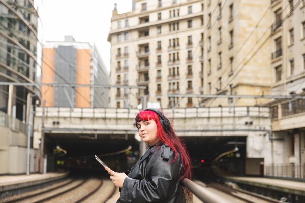 Foto Junge Frau am Bahnsteig