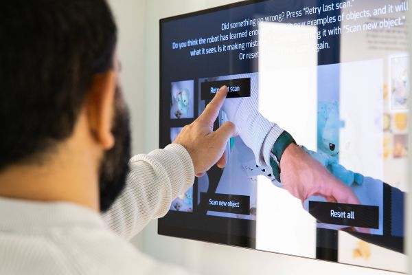 Bildschirm mit Touchscreen an der Wand