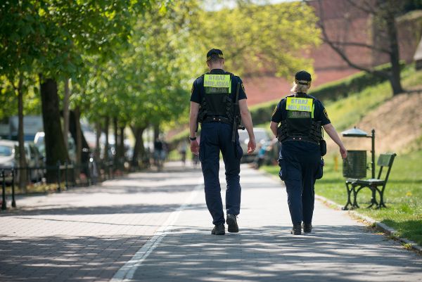 2 polnische Polizisten in einer Allee während des Lockdowns