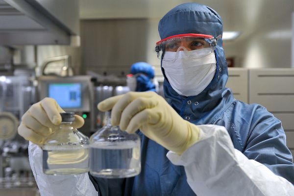 Forscher im Laboranzug