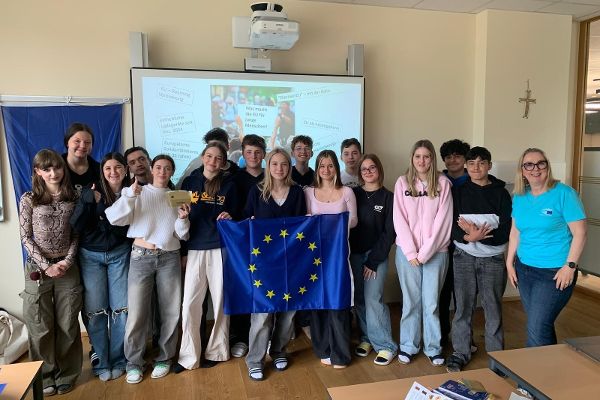 Schulklasse mit Europaflagge