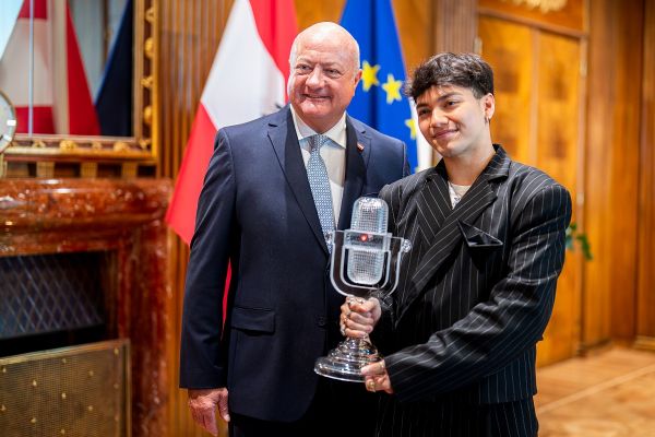 Foto: Bundeskanzler Christian Stocker mit dem Eurovision Song Contest-Sieger JJ im Bundeskanzleramt