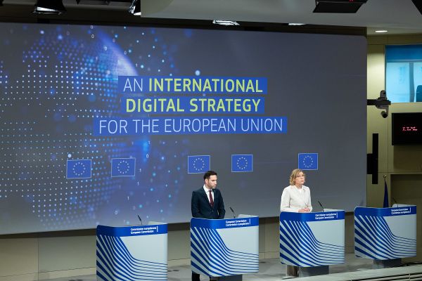 Henna Virkkunen beim Vortrag