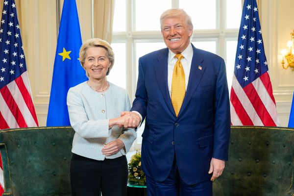 Handshake zwischen Ursula von der Leyen und Donald Trump