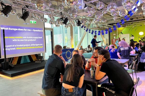 Teilnehmer:innen beim EU-Pub-Quiz