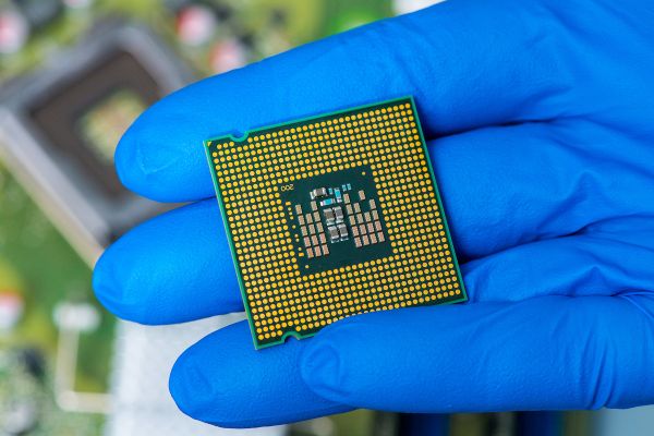 Ein Computerchip liegt in einer Handfläche