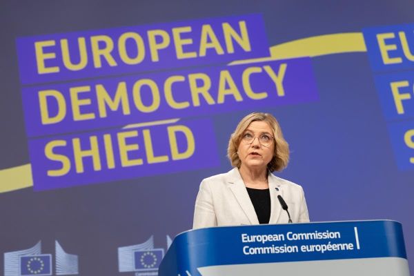 Henna Virkkunen, Vizepräsidentin der Europäischen Kommission für Technologische Souveränität, Sicherheit und Demokratie, steht hinter einem Rednerpult und hält eine Ansprache