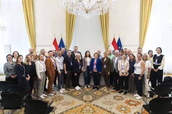Gruppenfoto: Bundesministerin Claudia Bauer mit Europa-Gemeinderätinnen und -Gemeinderäten aus Bayern und Österreich im Bundeskanzleramt