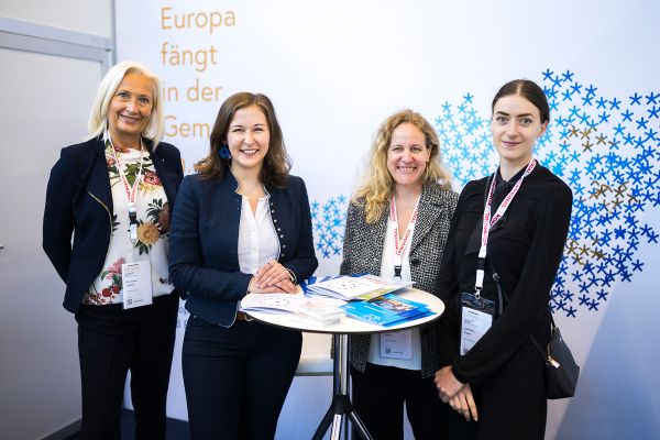 Claudia Bauer beim Informationsstand des Bundeskanzleramtes