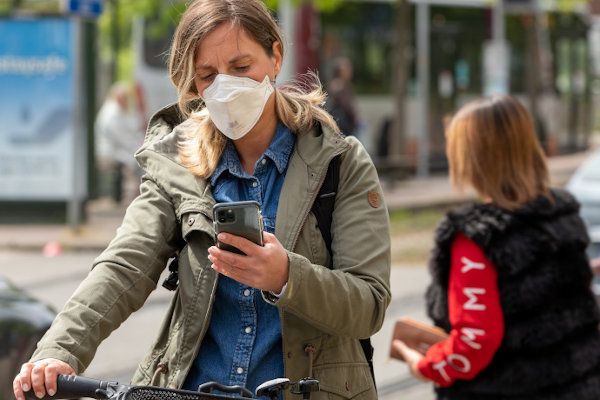 Frau mit Mobiltelefon