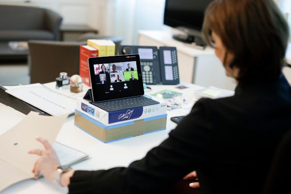 Bundesministerin Karoline Edtstadler bei der Videokonferenz Europa Club Live