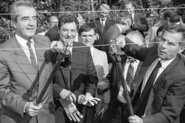 Alois Mock und Gyula Horn, die damaligen Außenminister Österreichs und Ungarns, beim symbolischen Durchtrennen des "Eisernen Vorhangs" am 27. Juni 1989.