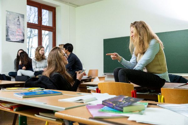 Schülerinnen und Schüler im Klassenzimmer