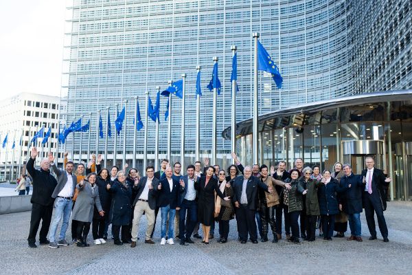 Foto: Europaministerin Karoline Edtstadler mit Europa-Gemeinderätinnen und Europa-Gemeinderäten in Brüssel.