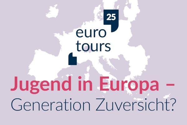 Sujet: der Text "Eurotours 25 - Jugend in Europa - Generation Zuversicht?" steht vor einer Landkarte der Europäischen Union