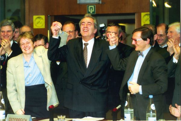 Die österreichische Verhandlungsdelegation (von links nach rechts: Brigitte Ederer, Alois Mock, Wolfgang Schüssel) jubelt nach dem erfolgreichen Ende der Beitrittsverhandlungen am 1. März 1994.