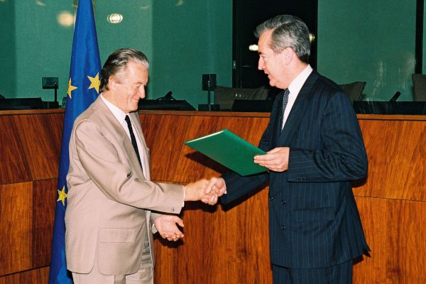 Außenminister Alois Mock überreicht das österreichische Beitrittsgesuch an den in der Funktion des EG-Ratsvorsitzenden auftretenden französischen Außenminister Roland Dumas.