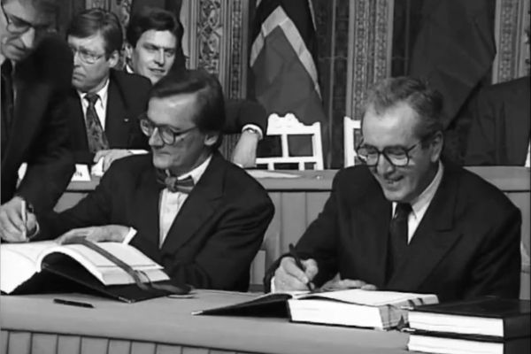 Wirtschaftsminister Wolfgang Schüssel unterzeichnet den EWR-Beitrittsvertrag im Mai 1992.