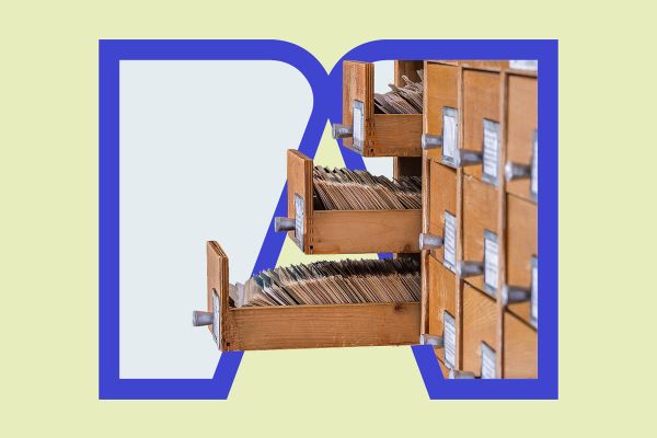 Geöffnete Laden eines alten Bibliothekskatalogs