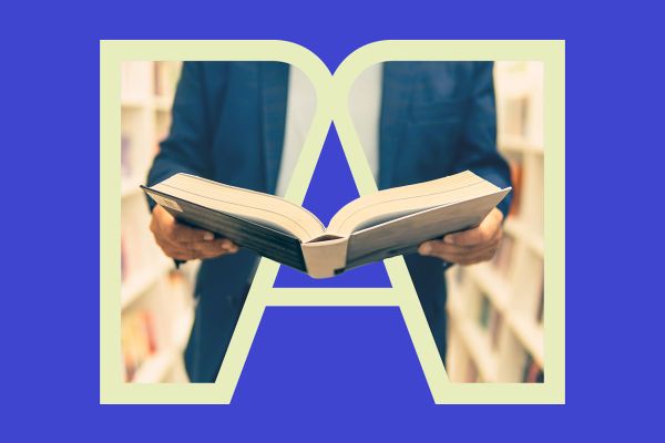 Eine Person hält ein offenes Buch in den Händen