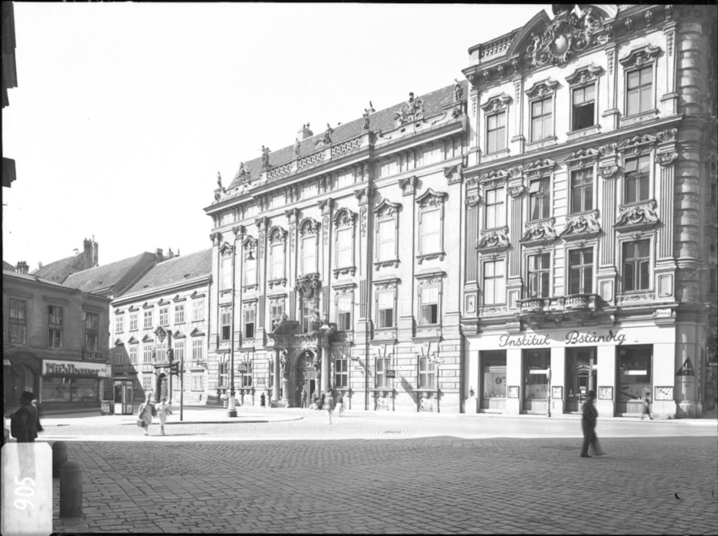 View from Freyung into Herrengasse with the Palais Porcia (left), approx. 1940