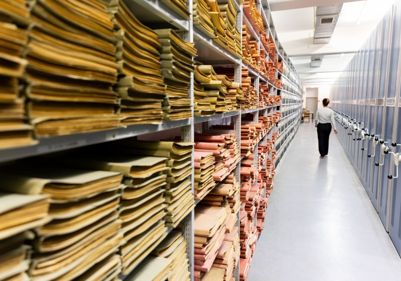 Regale die mit Dokumenten gefüllt sind