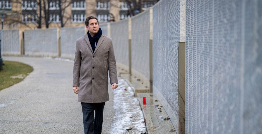 Staatssekretär Alexander Pröll vor der Shoah Namensmauer