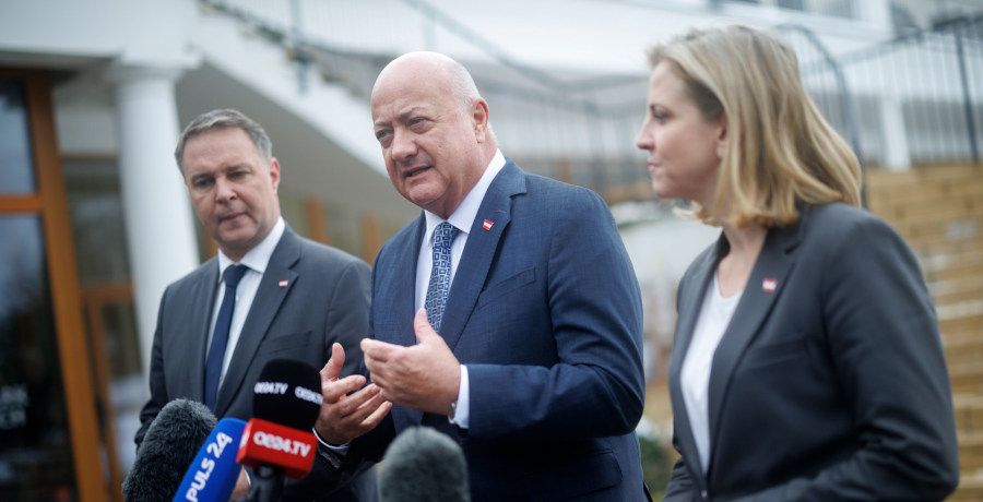 Bundeskanzler Christian Stocker (m.), Vizekanzler Andreas Babler (l.) und Bundesministerin Beate Meinl-Reisinger (r.) beim Doorstep vor der Regierungsklausur