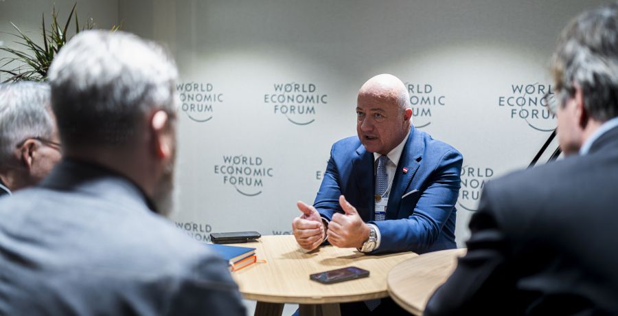 Bundeskanzler Christian Stocker bei einem Gespräch beim Weltwirtschaftsforum in Davos