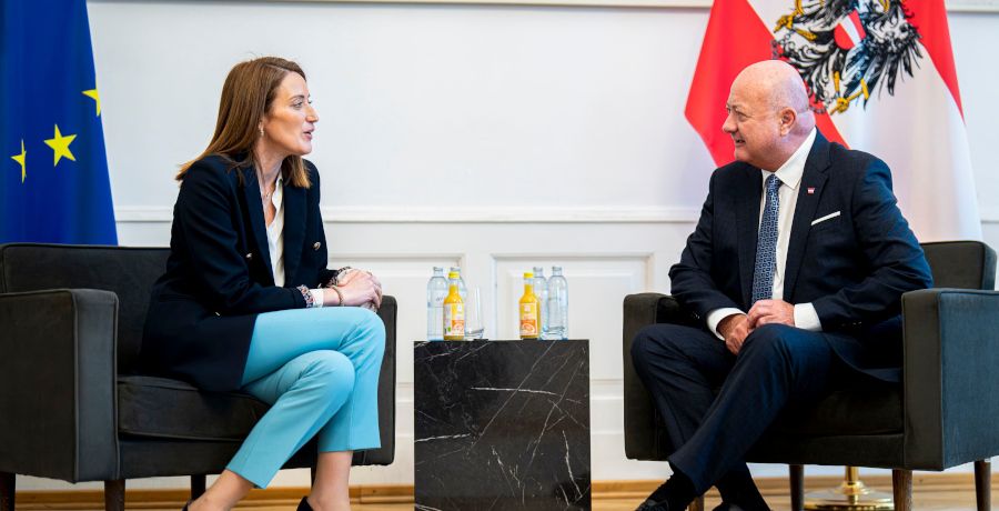 Bundeskanzler Chistian Stocker und die Präsidentin des Europäischen Parlaments Roberta Metsola bei einem Arbeitsgespräch