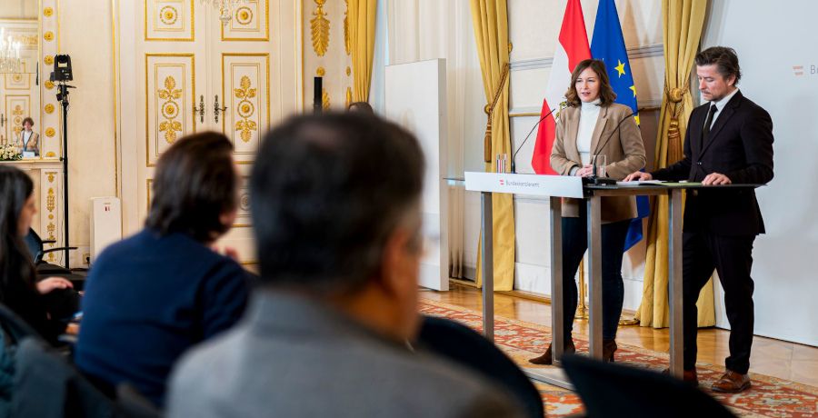 Bundesministerin Claudia Bauer und der Direktor des ÖIF Franz Wolf bei einer Pressekonferenz