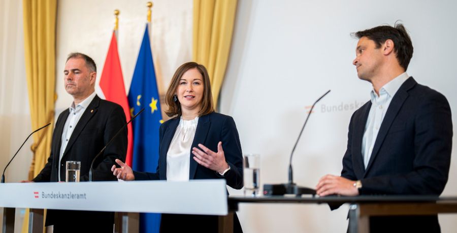 Bundesministerin Claudia Bauer gibt gemeinsam mit Philippe Narval, dem Generalsekretär der Lebenshilfe, und Peter Kaiser, dem stellvertretender Generalsekretär des Österreichischen Roten Kreuzes, eine Pressekonferenz.