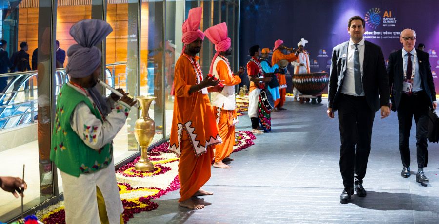 Staatssekretär Alexander Pröll mit traditionellen indischen Musikern