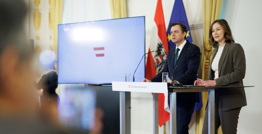 Bundesministerin Claudia Bauer und der Direktor der Joanneum Research Forschungsgesellschaft mbH Franz Prettenthaler bei einer Pressekonferenz