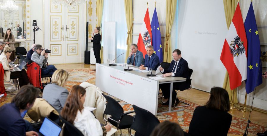 Bundesminister Markus Marterbauer, Bundesminister Wolfgang Hattmannsdorfer und Staatssekretär Josef Schellhorn bei einem Pressefoyer nach dem Ministerrat