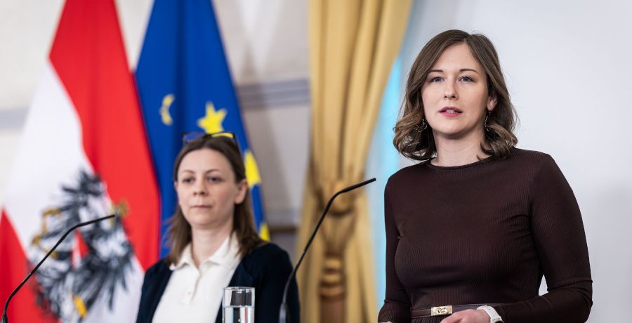 Bundesministerin Claudia Bauer und die Leiterin der Deutschkursförderung des ÖIF Carla Pirker bei einer Pressekonferenz