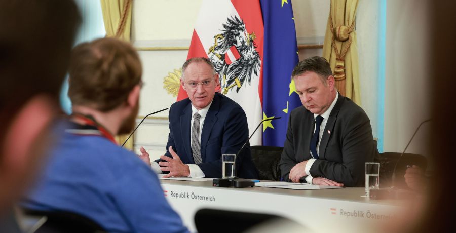 Bundesminister Gerhard Karner und Vizekanzler Andreas Babler bei einem Pressefoyer nach dem Ministerrat