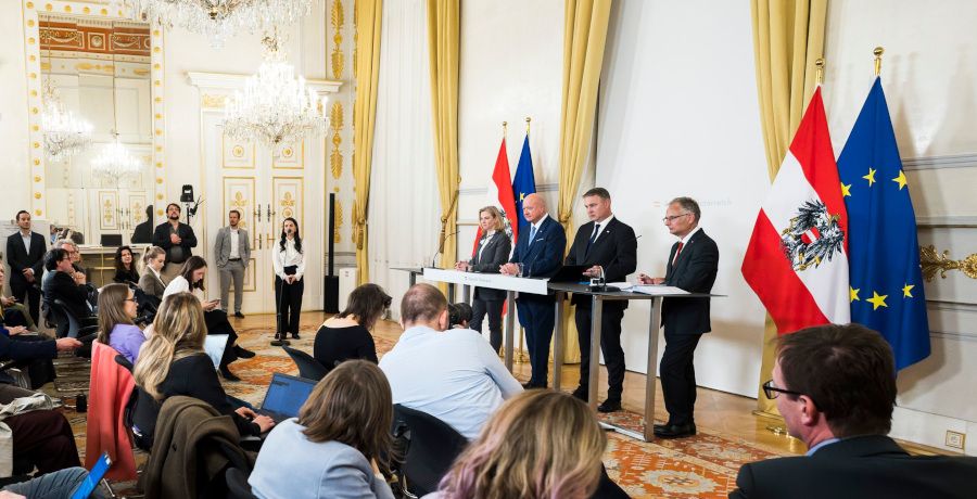 Christian Stocker, Andreas Babler, Beate Meinl-Reisinger und Markus Marterbauer bei der Pressekonferenz zum Thema Doppelbudget 2027/28.