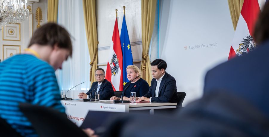 August Wöginger, Korinna Schumann und Yannik Shetty beim Pressefoyer nach dem Ministerrat.