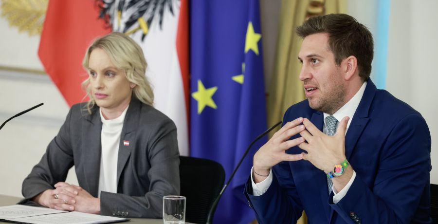 Staatssekretär Alexander Pröll und Staatssekretärin Michaela Schmidt bei einem Pressefoyer