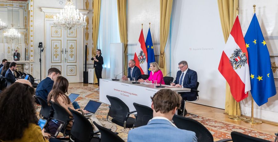 Außenministerin Beate Meinl-Reisinger, Innenminister Gerhard Karner und Staatssekretär Jörg Leichtfried bei einem Pressefoyer